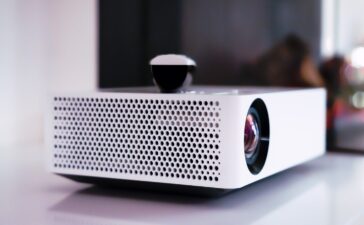 What is the Difference Between Projectors and Displays? 2